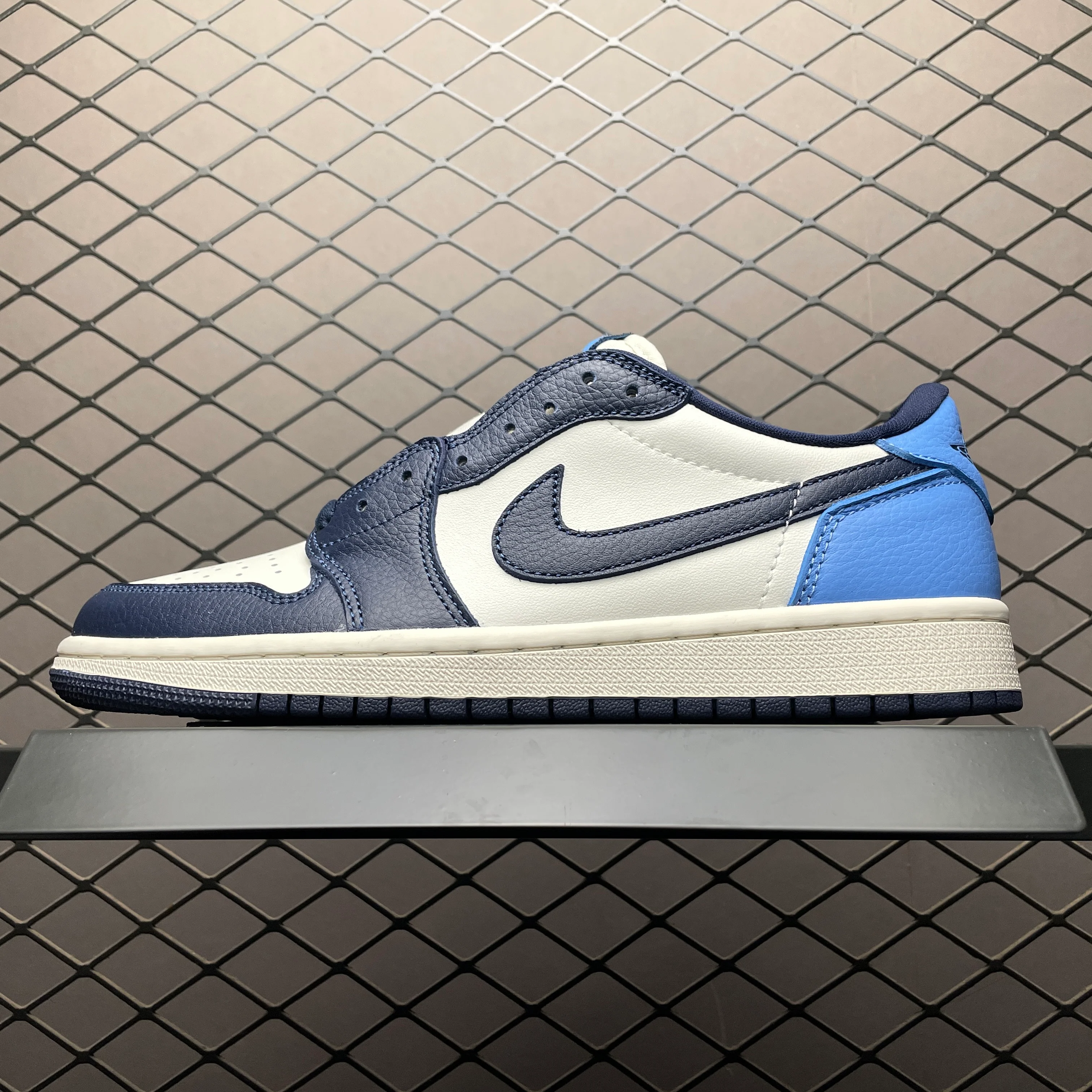 AJ1 Low Obsidian UNC - Image 2