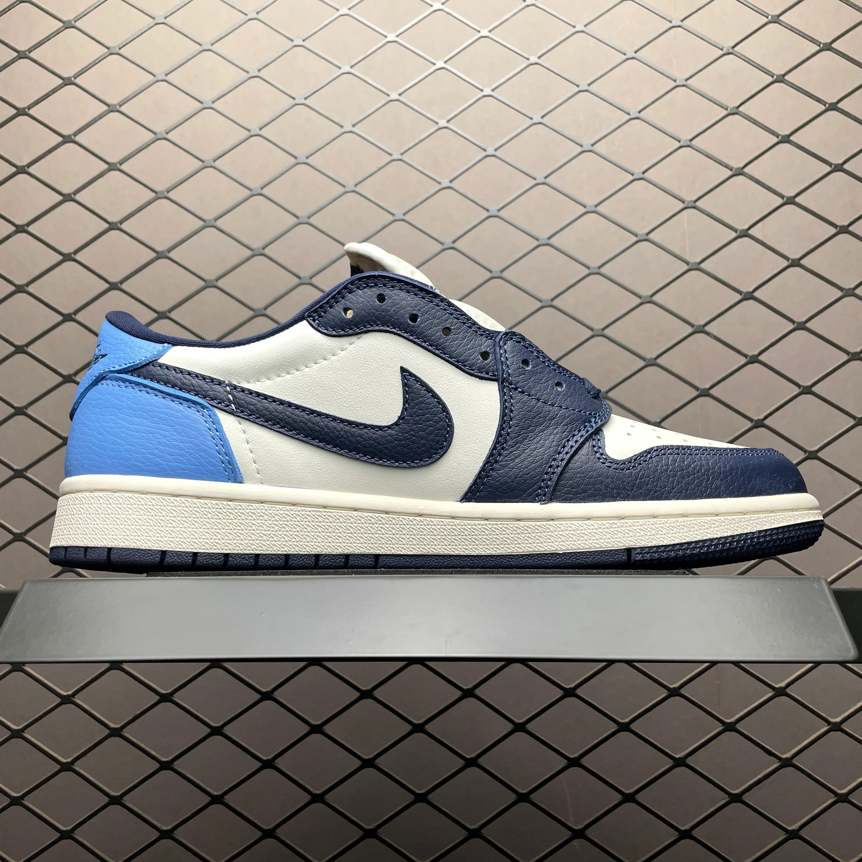 AJ1 Low Obsidian UNC - Image 4