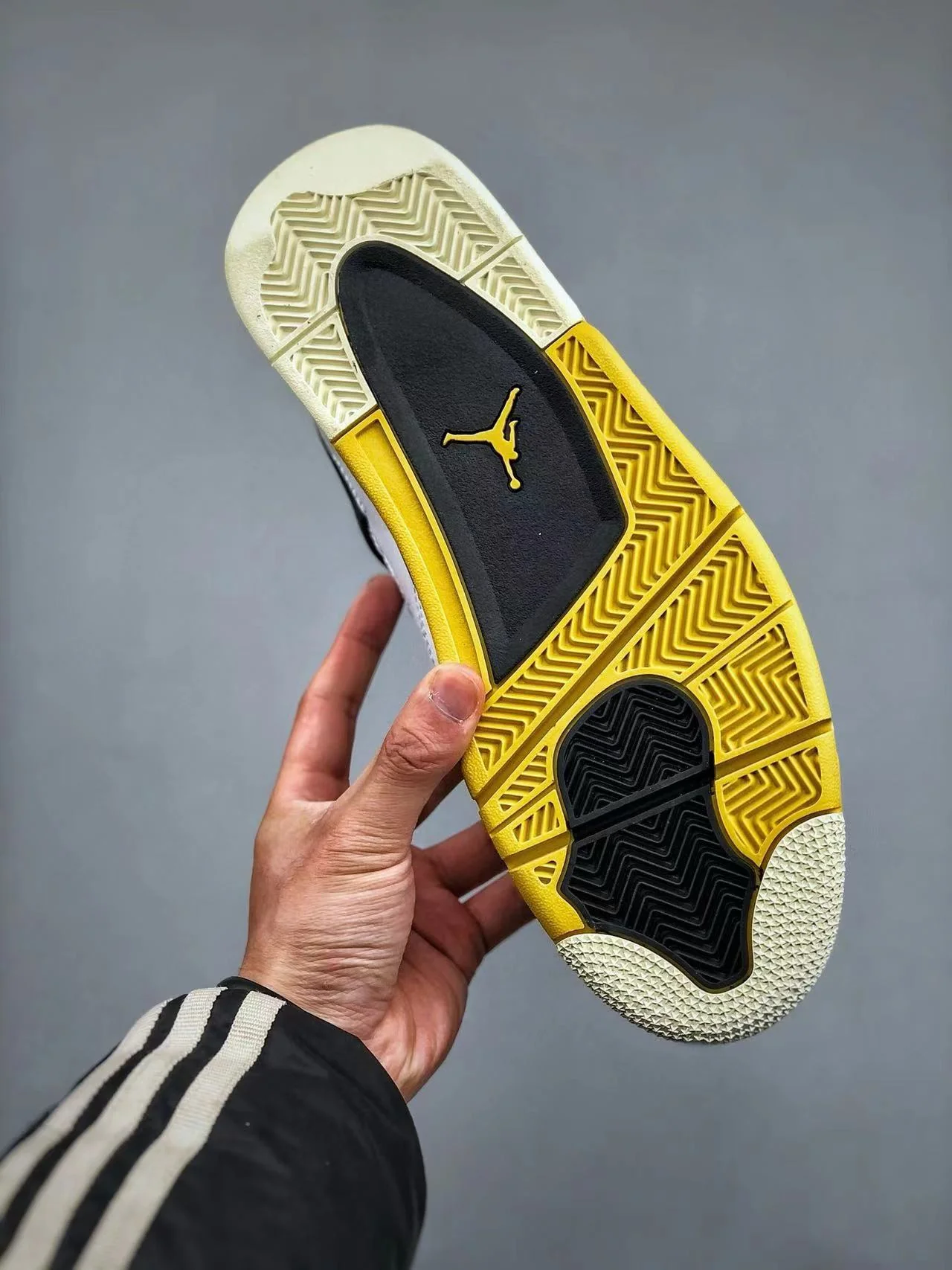 AJ4 Retro Vivid Sulfur - Image 6