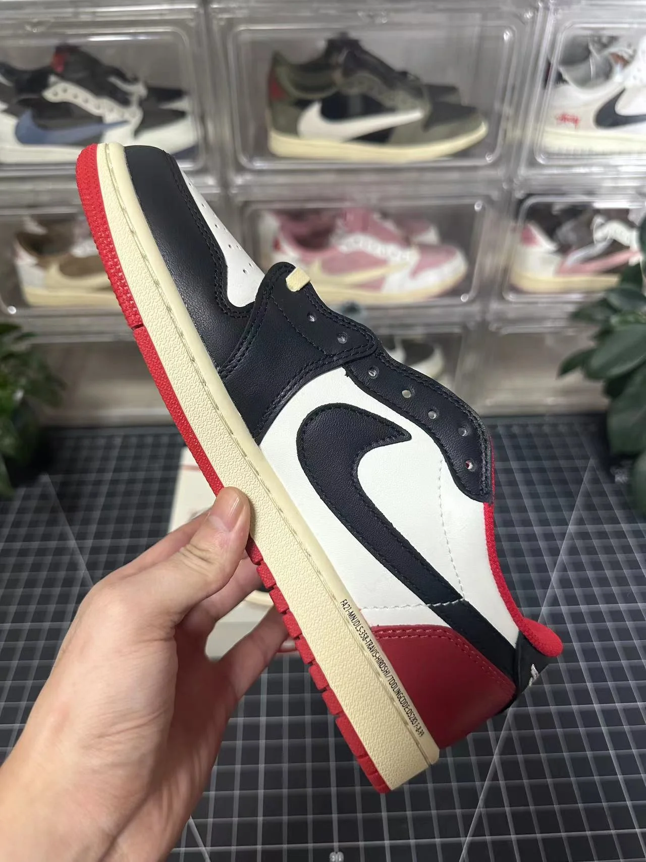 AJ1 Low Travis Scott Chicago - Image 3