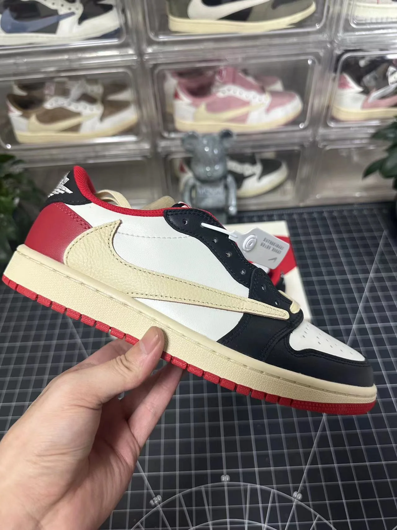 AJ1 Low Travis Scott Chicago - Image 4