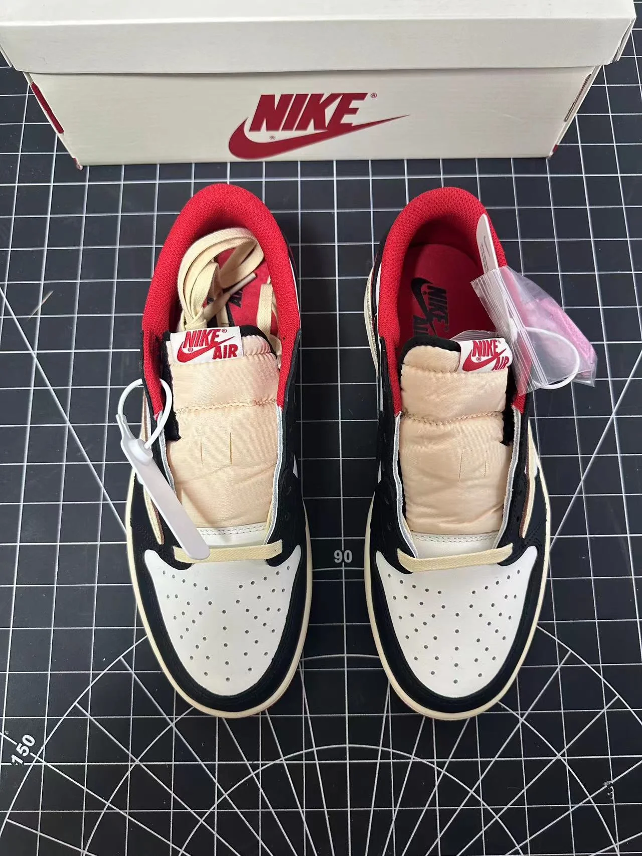 AJ1 Low Travis Scott Chicago - Image 5