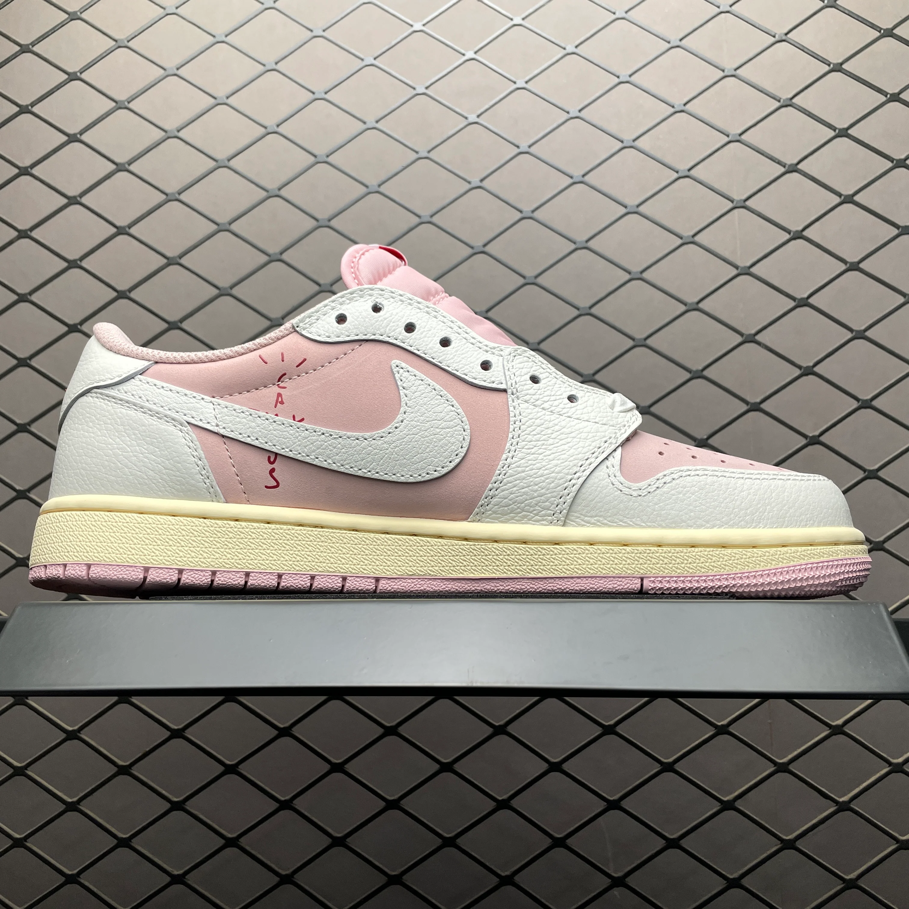 AJ1 Low Travis Scott Reverse Shy Pink - Image 4