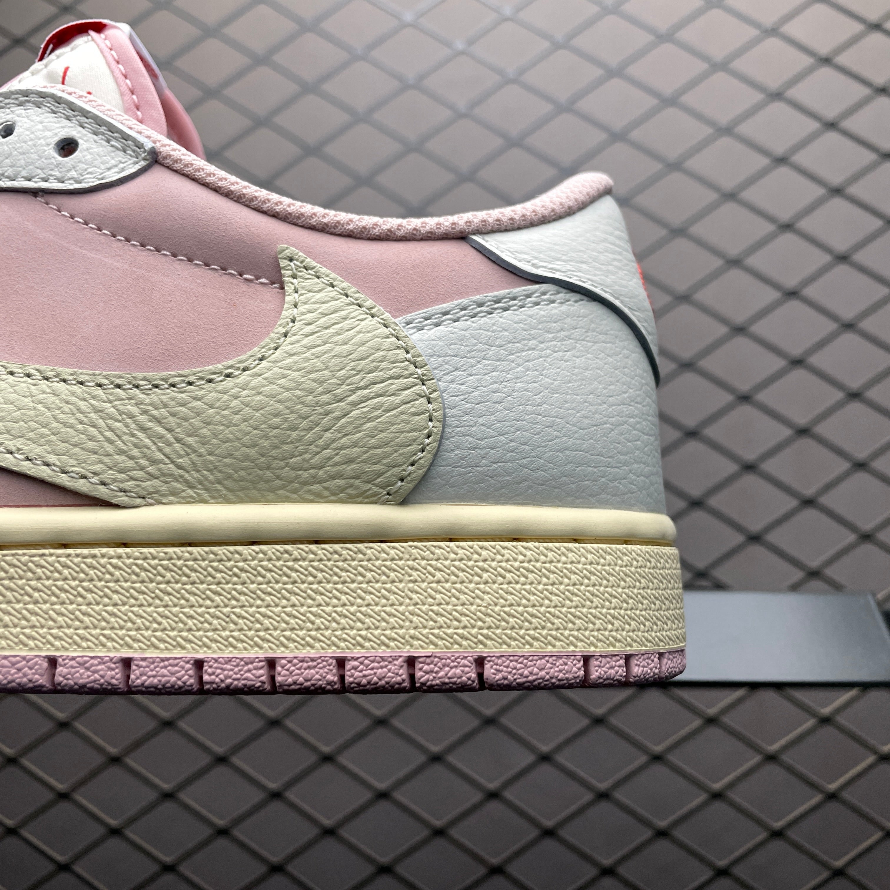 AJ1 Low Travis Scott Reverse Shy Pink - Image 5