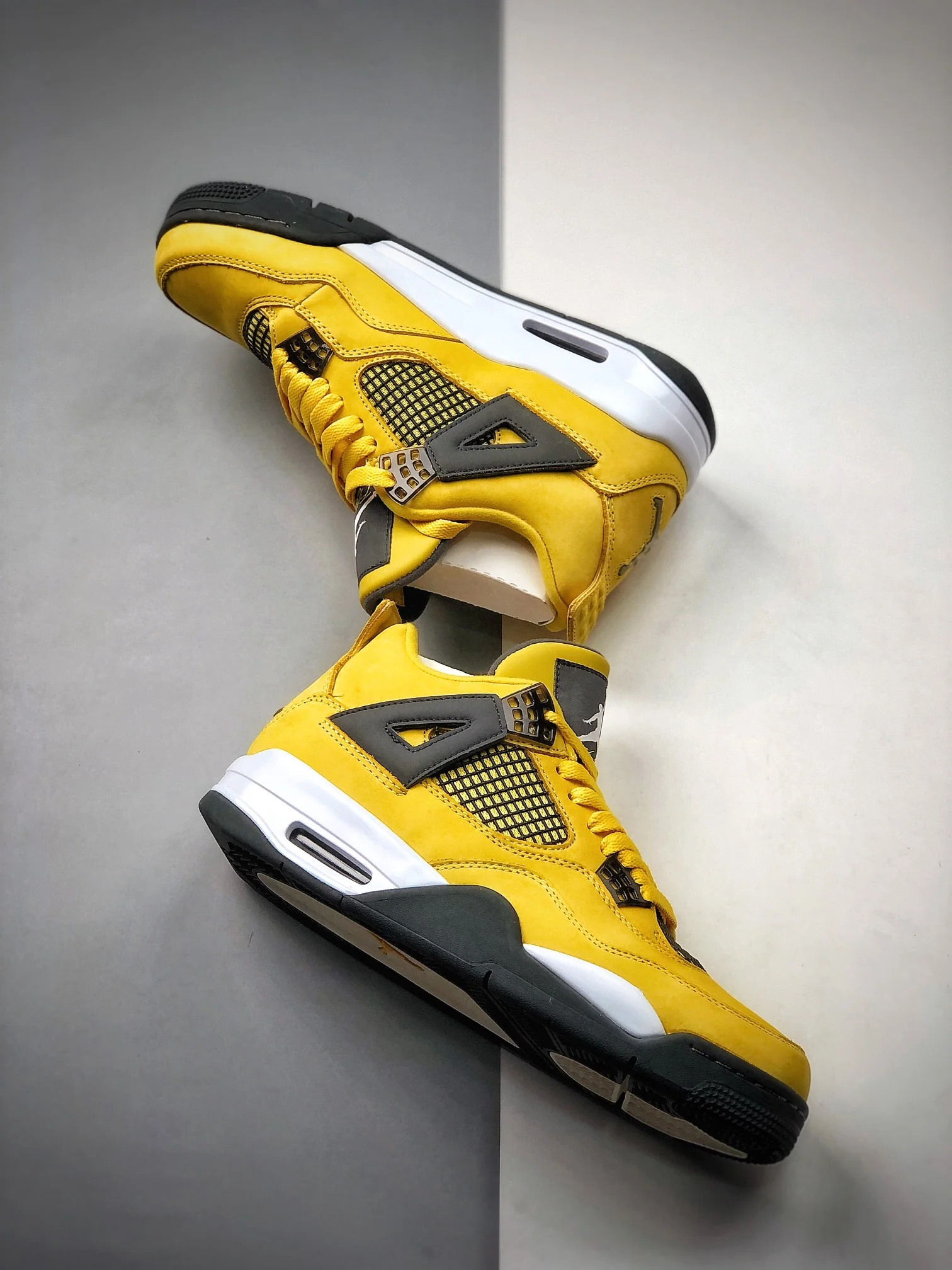 AJ4 Lightning - Image 6