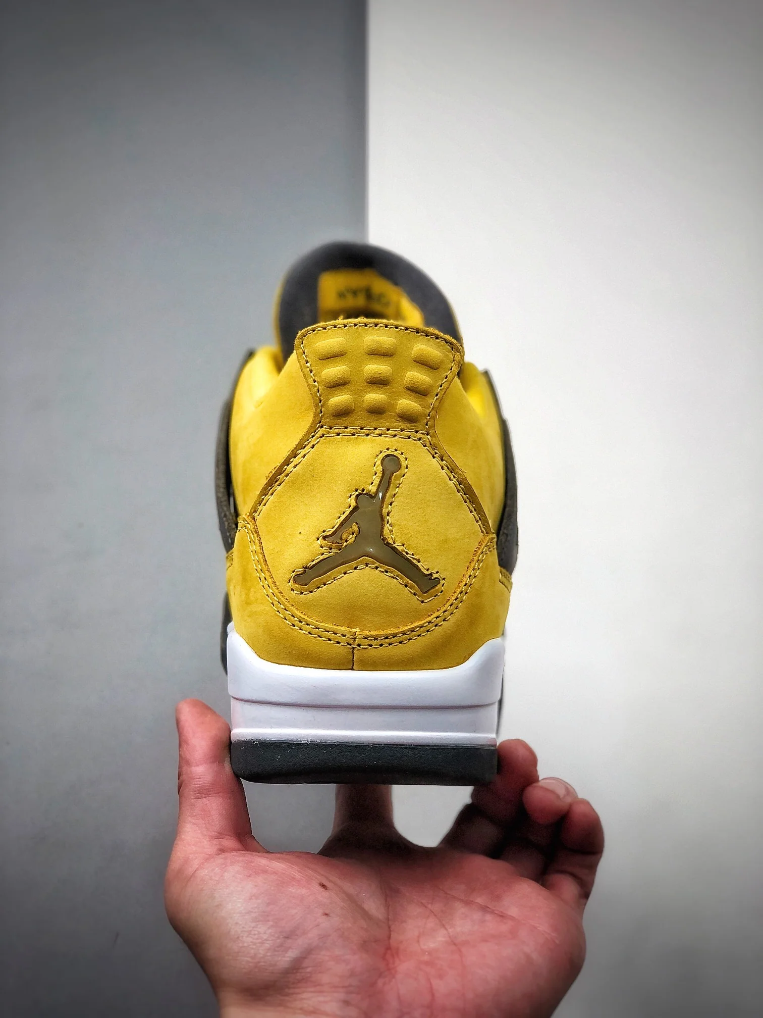 AJ4 Lightning - Image 8