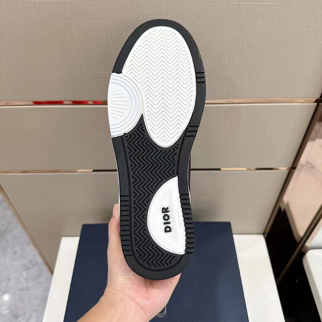 B57 Mid-Top Black Oblique - Image 10