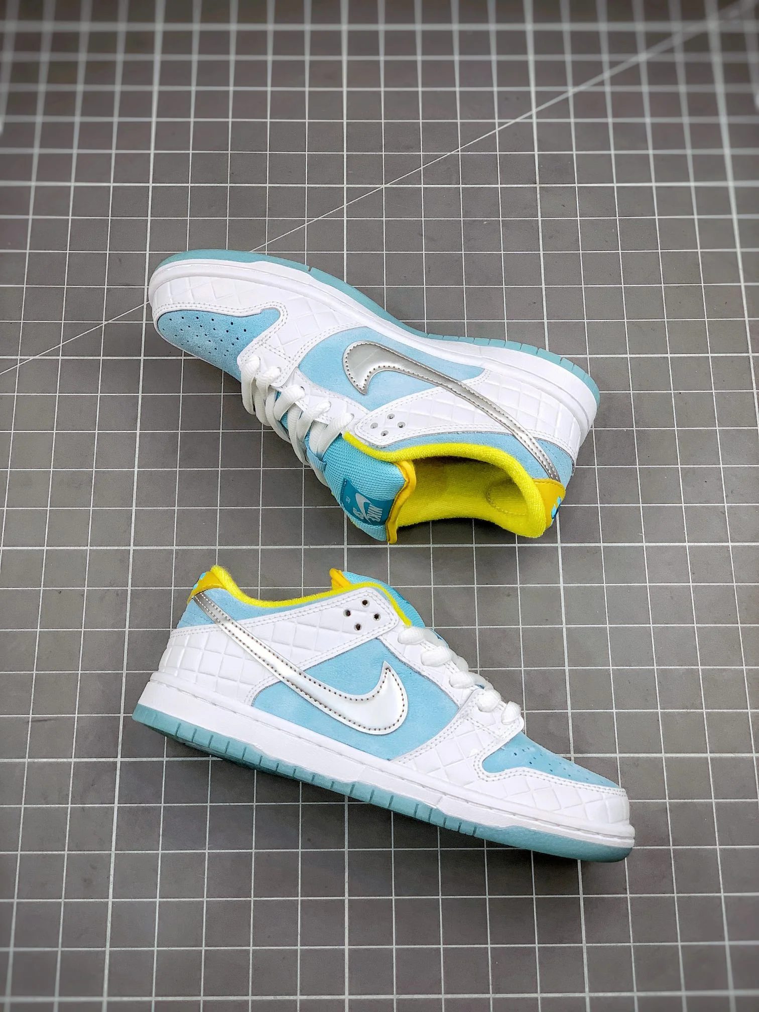 Dunk Low Lagoon Pulse - Image 8