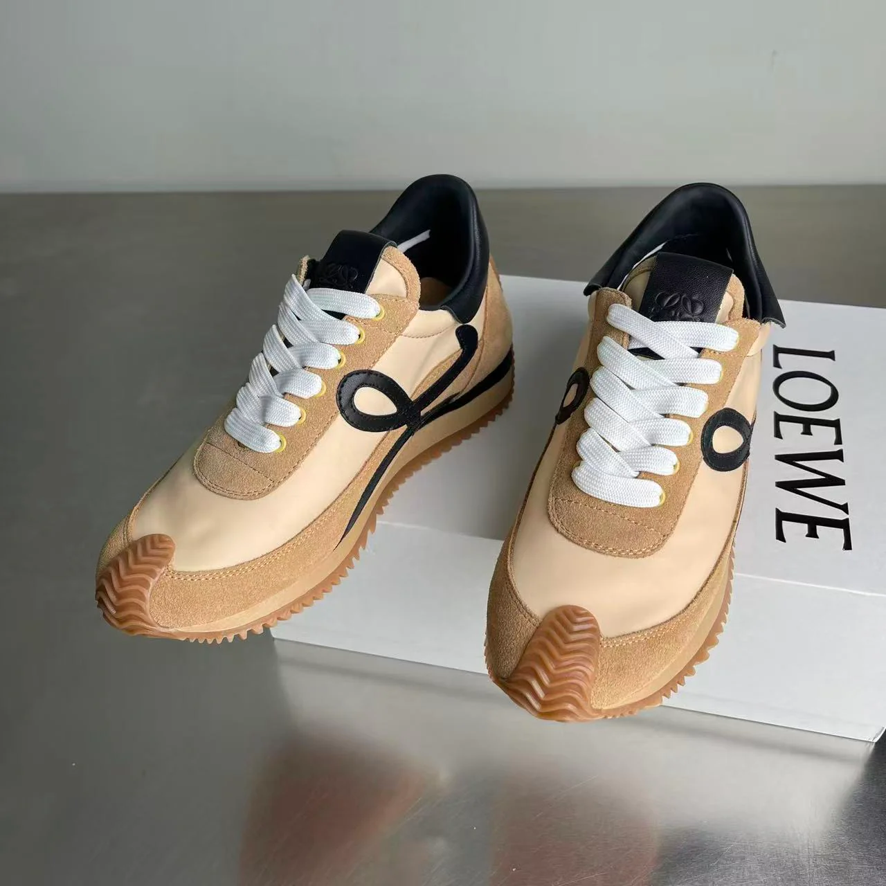 LOEWE Flowrunner Gold Black - Image 3