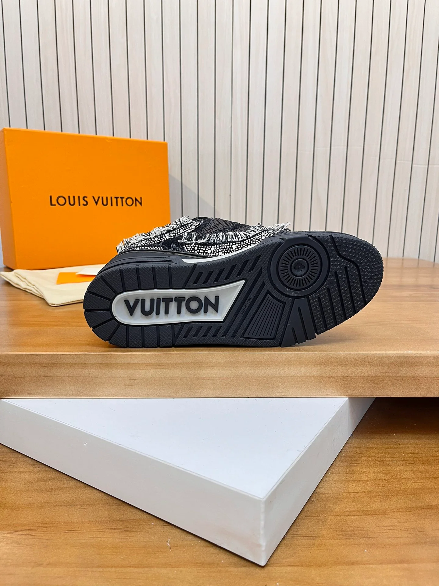 LV Skate Sneaker Noir - Image 9