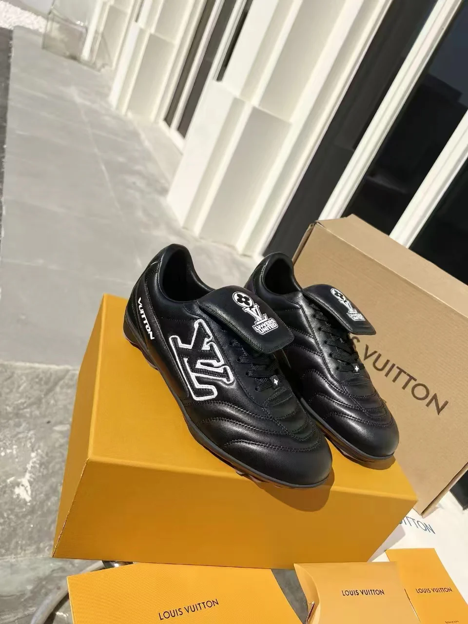 LV Soccer Sneaker Noir - Image 2