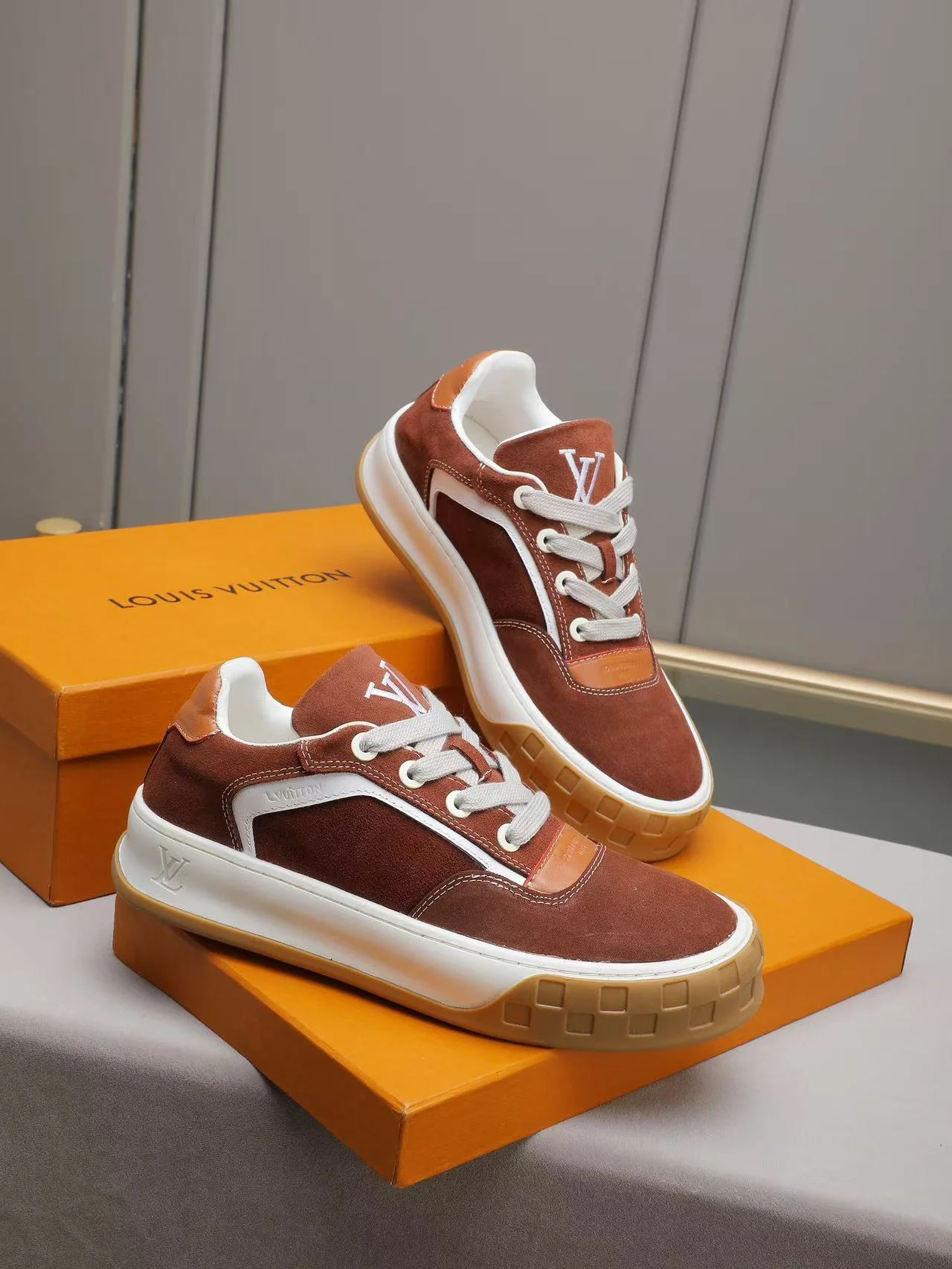 LV Tilted Marron - Image 5