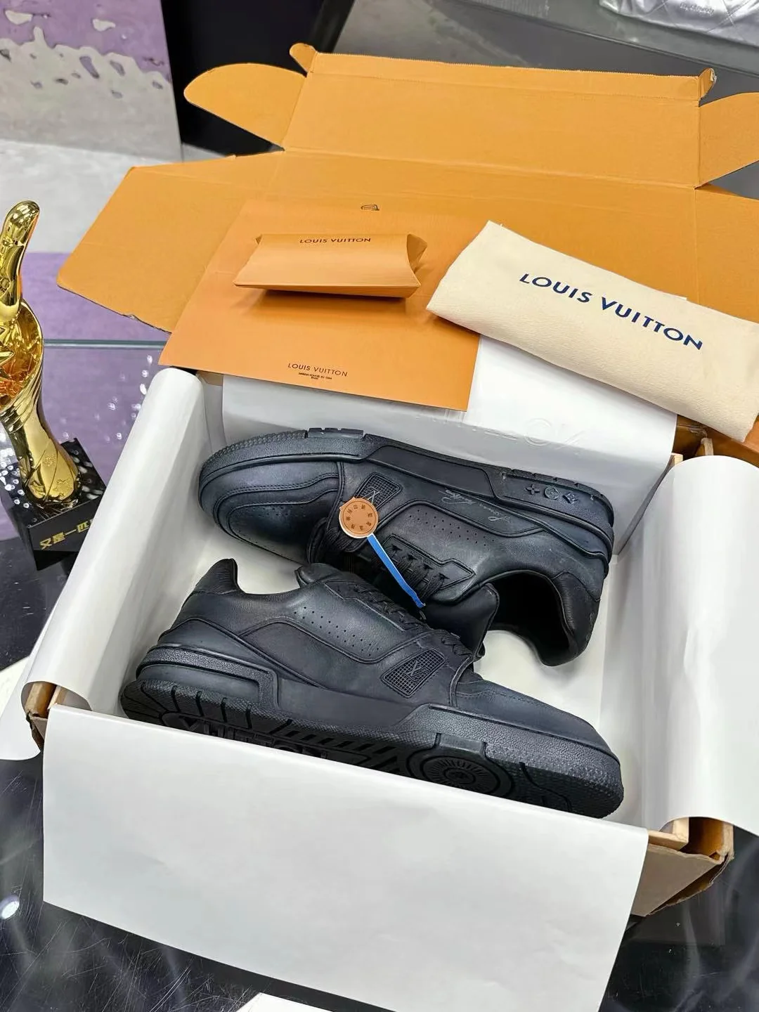 LV Trainers #54 Distressed Sneaker Noir - Image 2