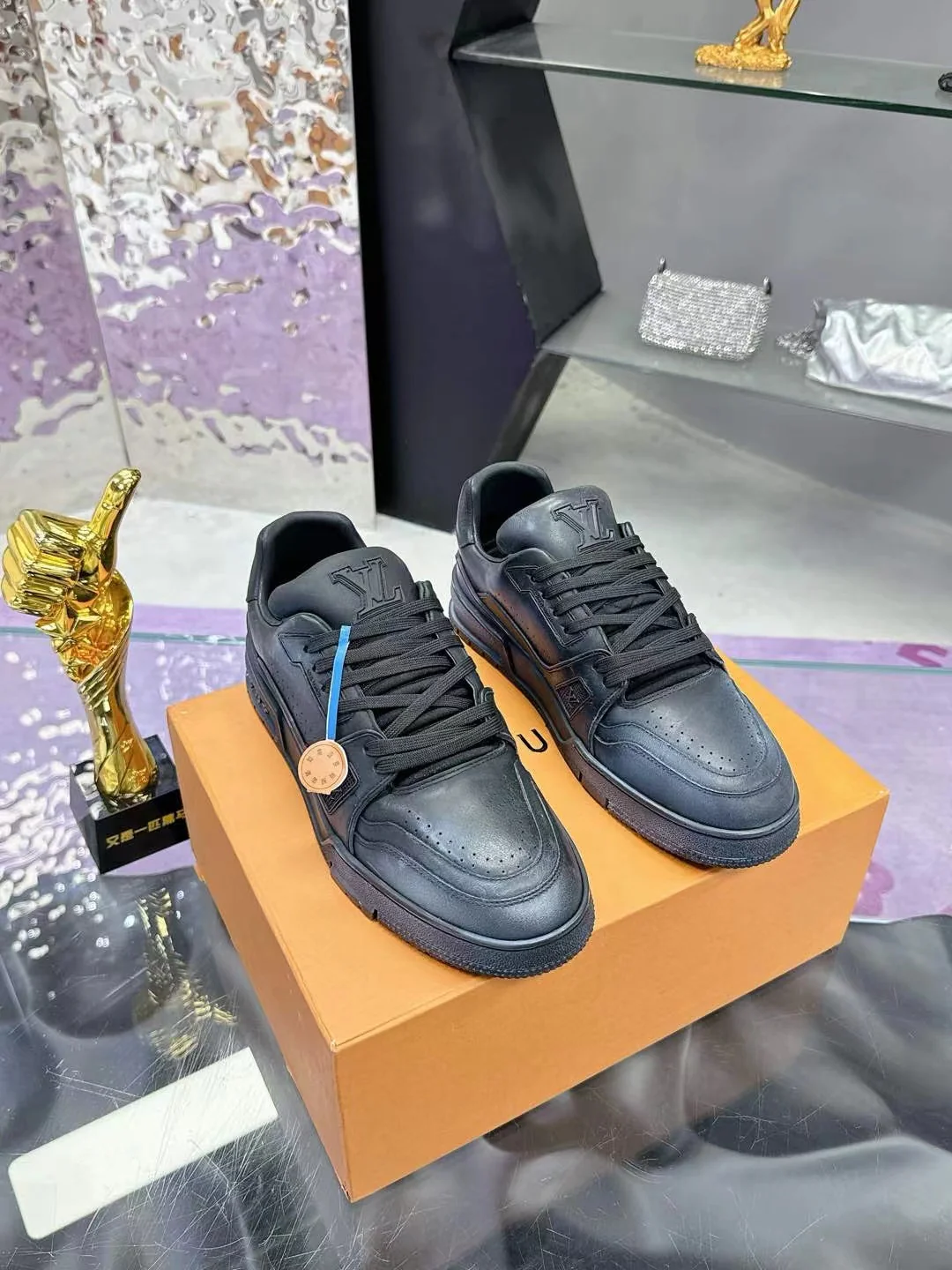 LV Trainers #54 Distressed Sneaker Noir - Image 3