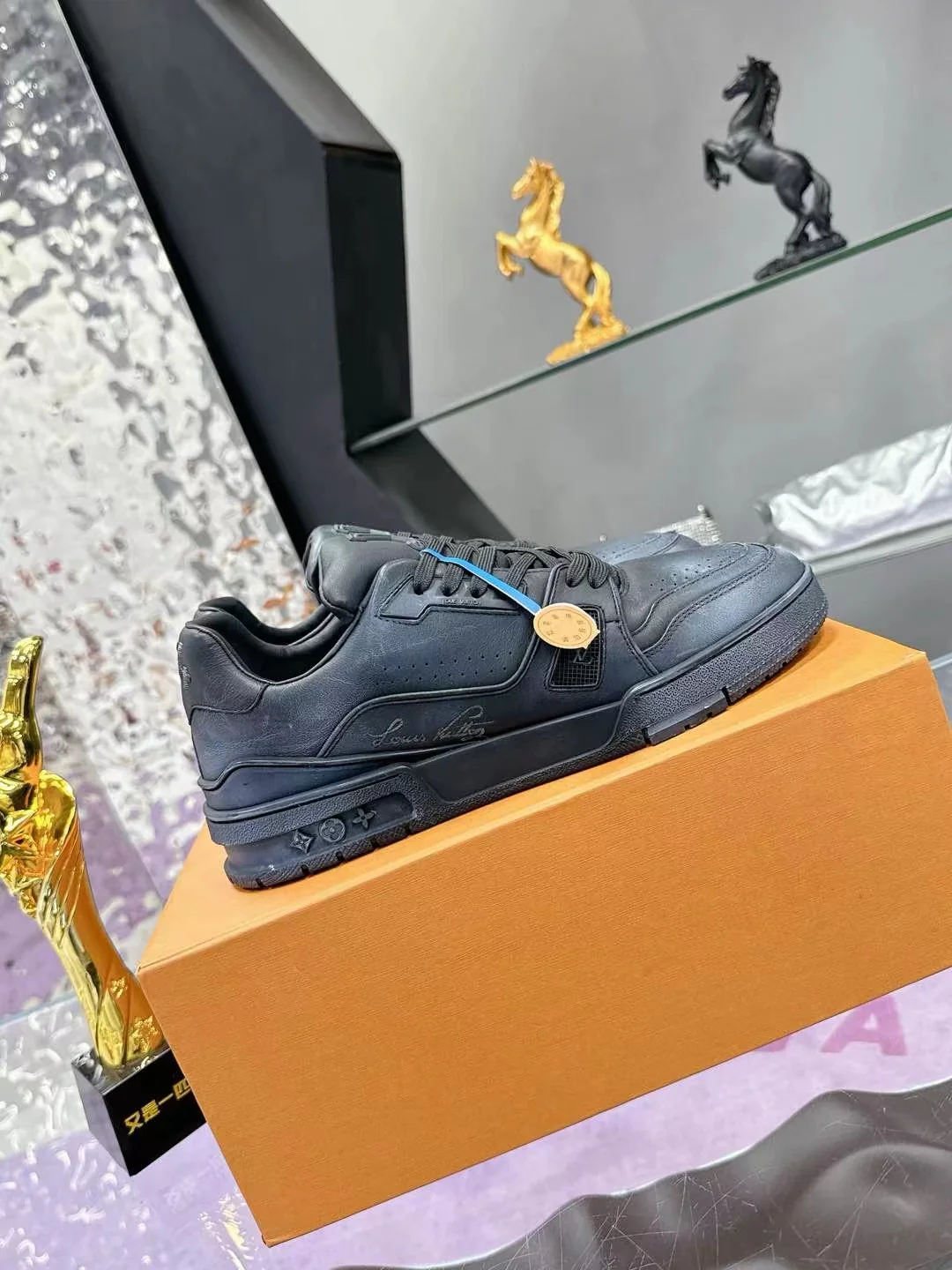 LV Trainers #54 Distressed Sneaker Noir - Image 4