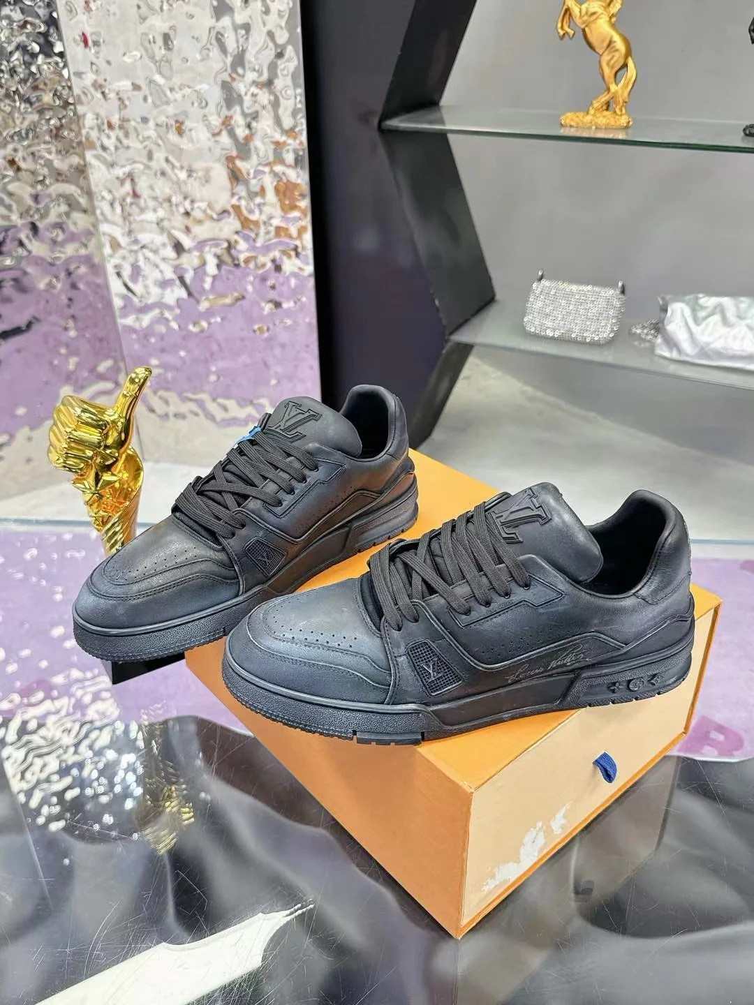 LV Trainers #54 Distressed Sneaker Noir - Image 5