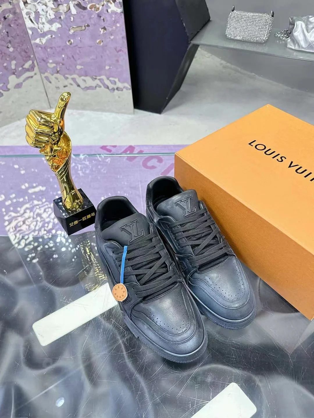 LV Trainers #54 Distressed Sneaker Noir - Image 6