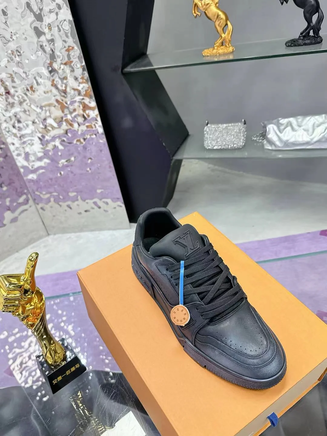 LV Trainers #54 Distressed Sneaker Noir - Image 7
