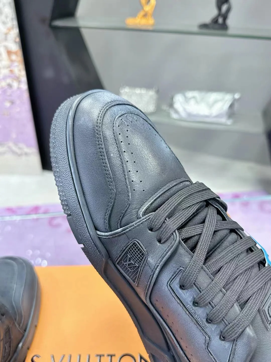 LV Trainers #54 Distressed Sneaker Noir - Image 8