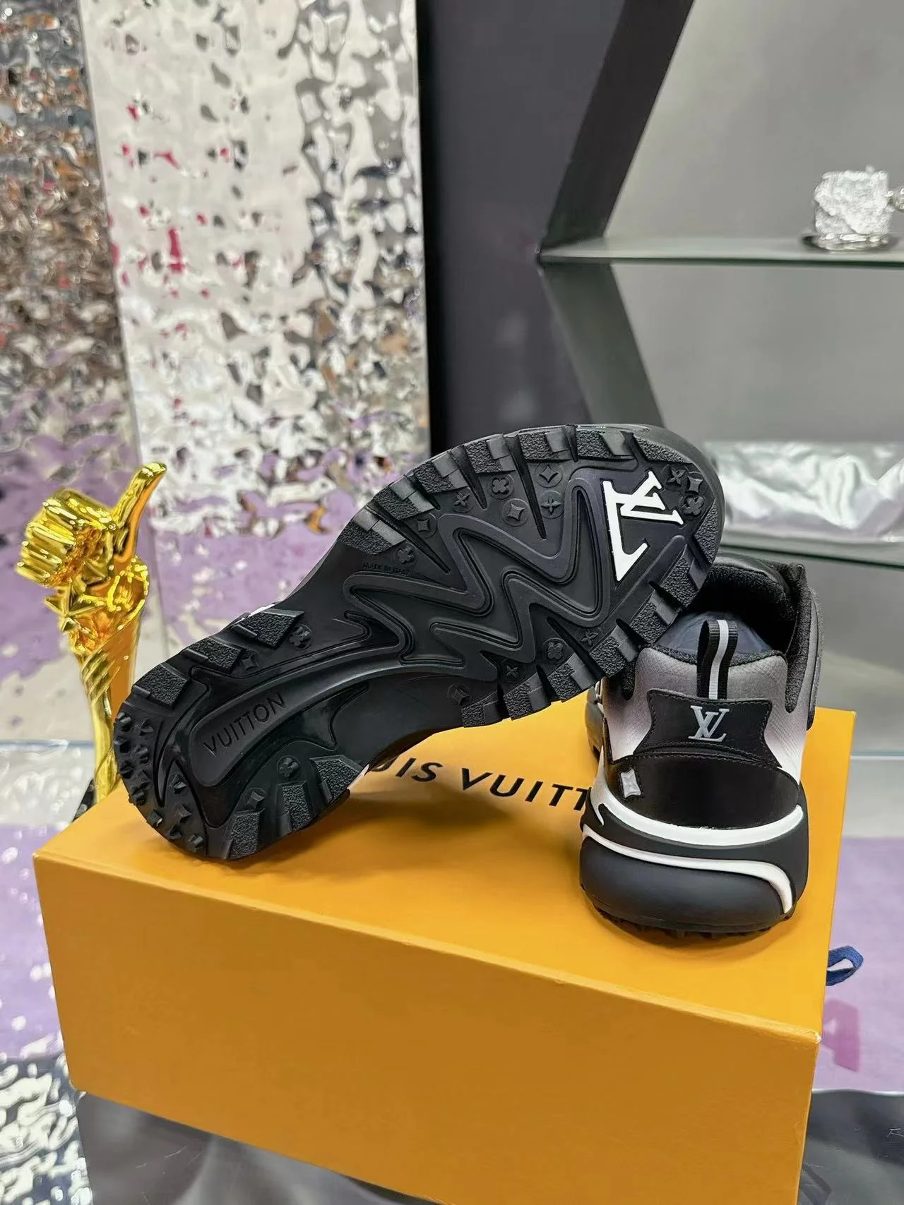 LV Trainers Runner Sneaker Tatic Noir - Image 10