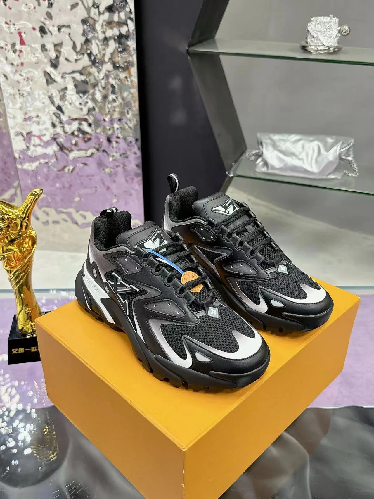 LV Trainers Runner Sneaker Tatic Noir - Image 3
