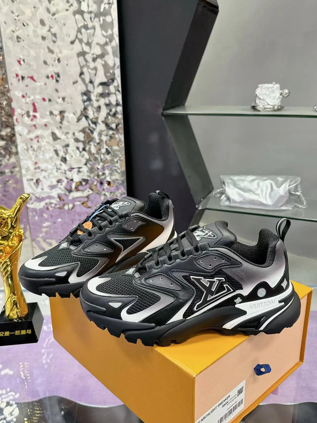 LV Trainers Runner Sneaker Tatic Noir - Image 5