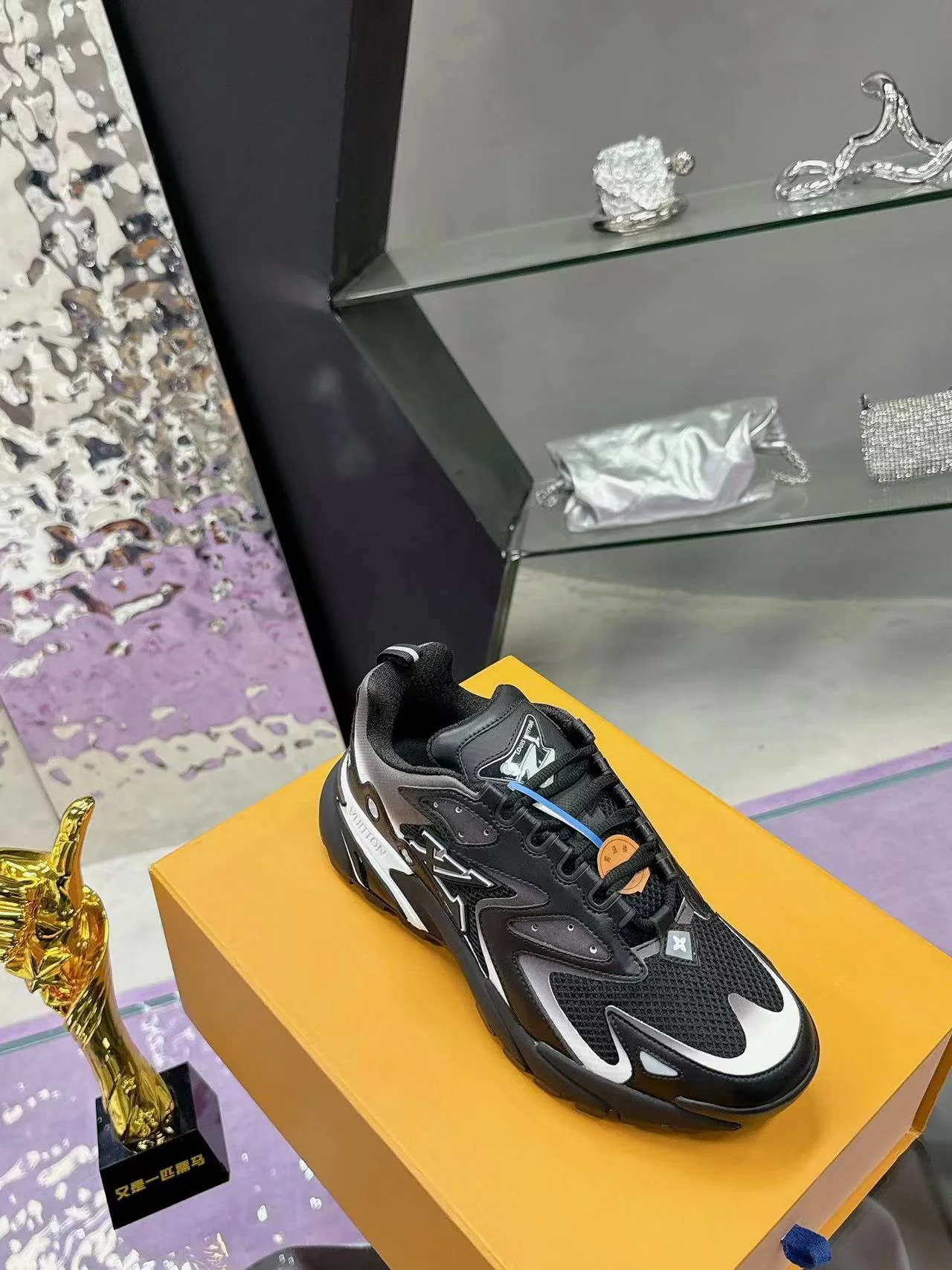 LV Trainers Runner Sneaker Tatic Noir - Image 7