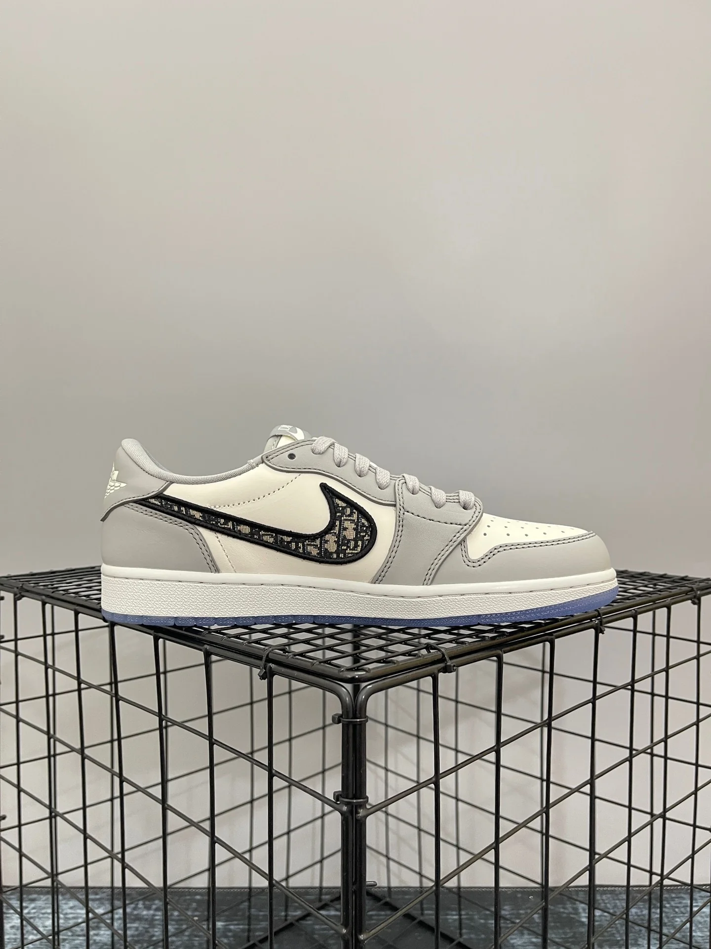 AJ1 Low Dior - Image 3