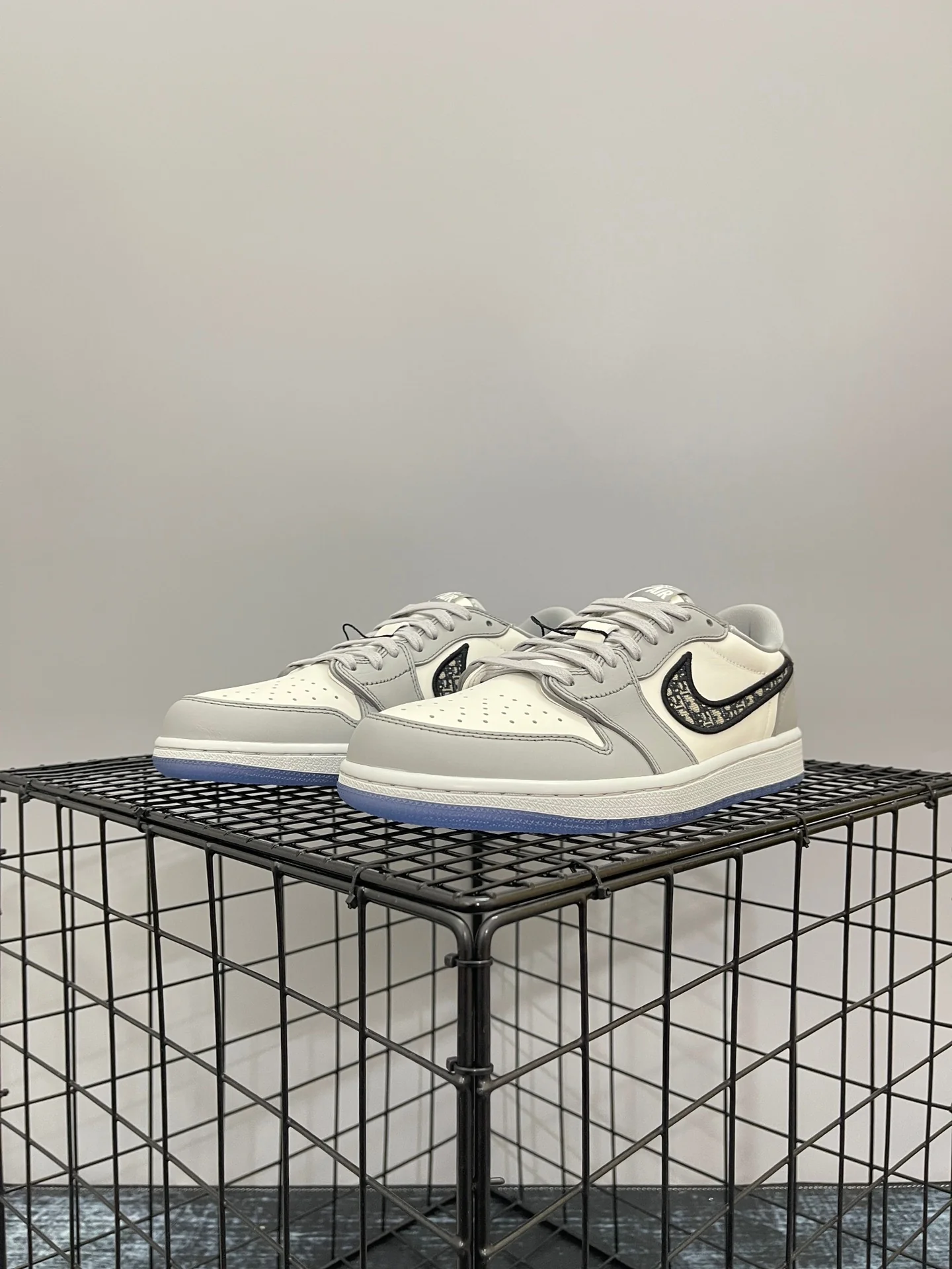 AJ1 Low Dior - Image 4