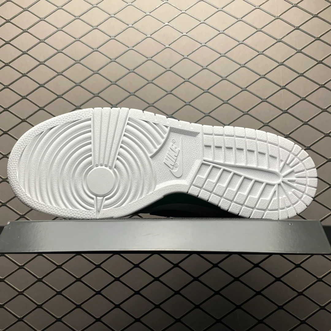 SB Dunk Low Heineken - Image 6