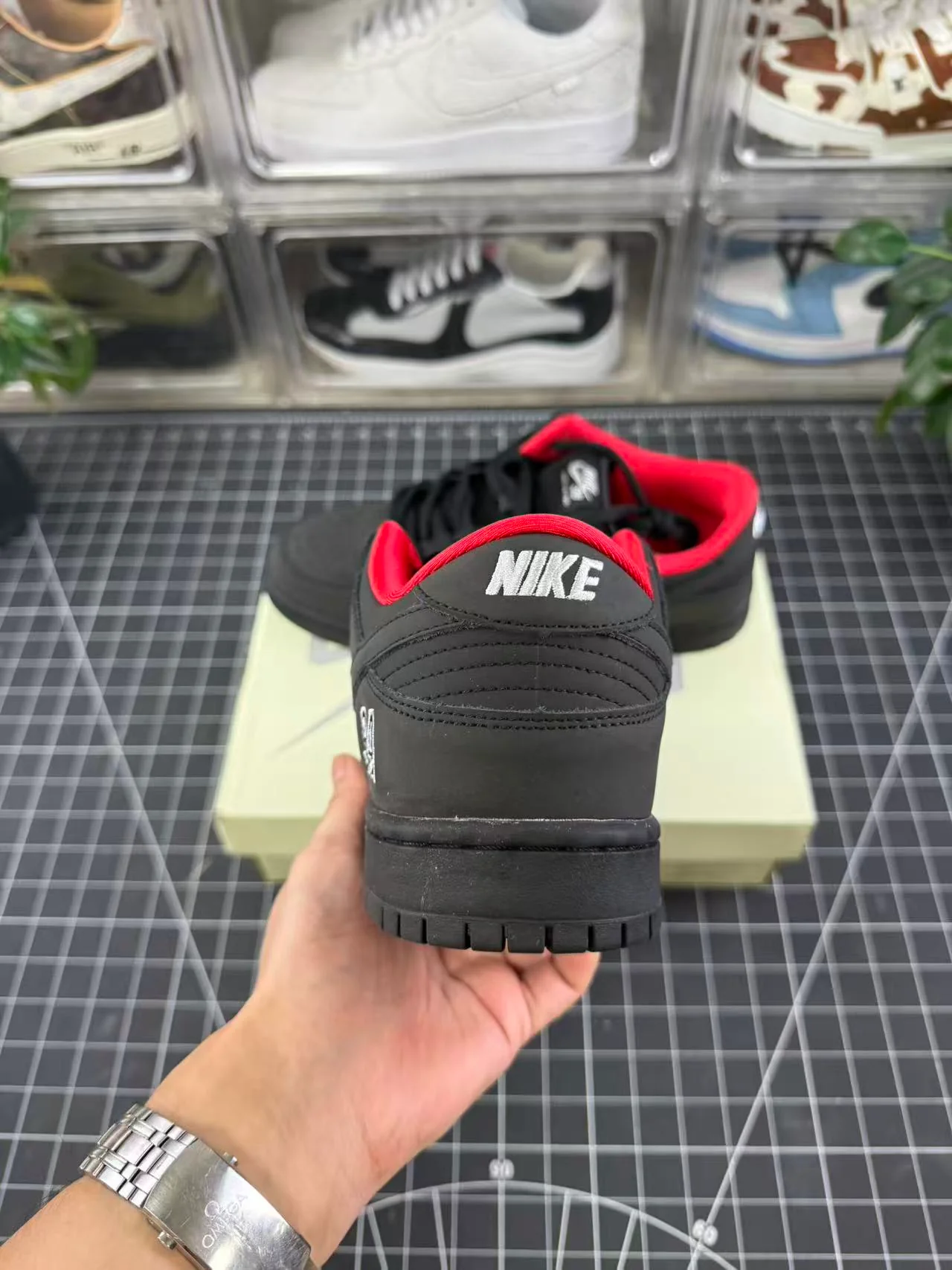 SB Dunk X Supreme Black (2025) - Image 2
