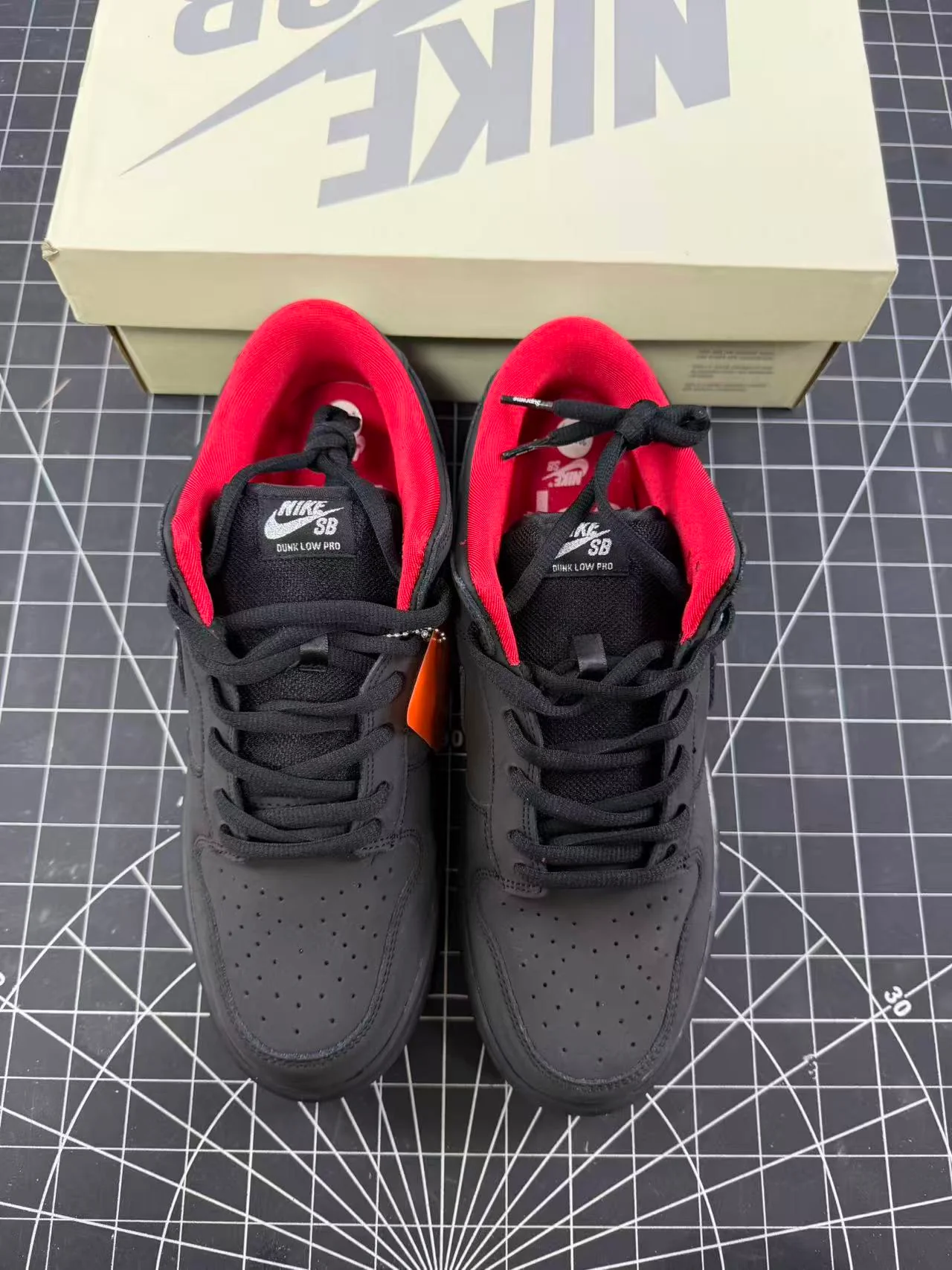 SB Dunk X Supreme Black (2025) - Image 3