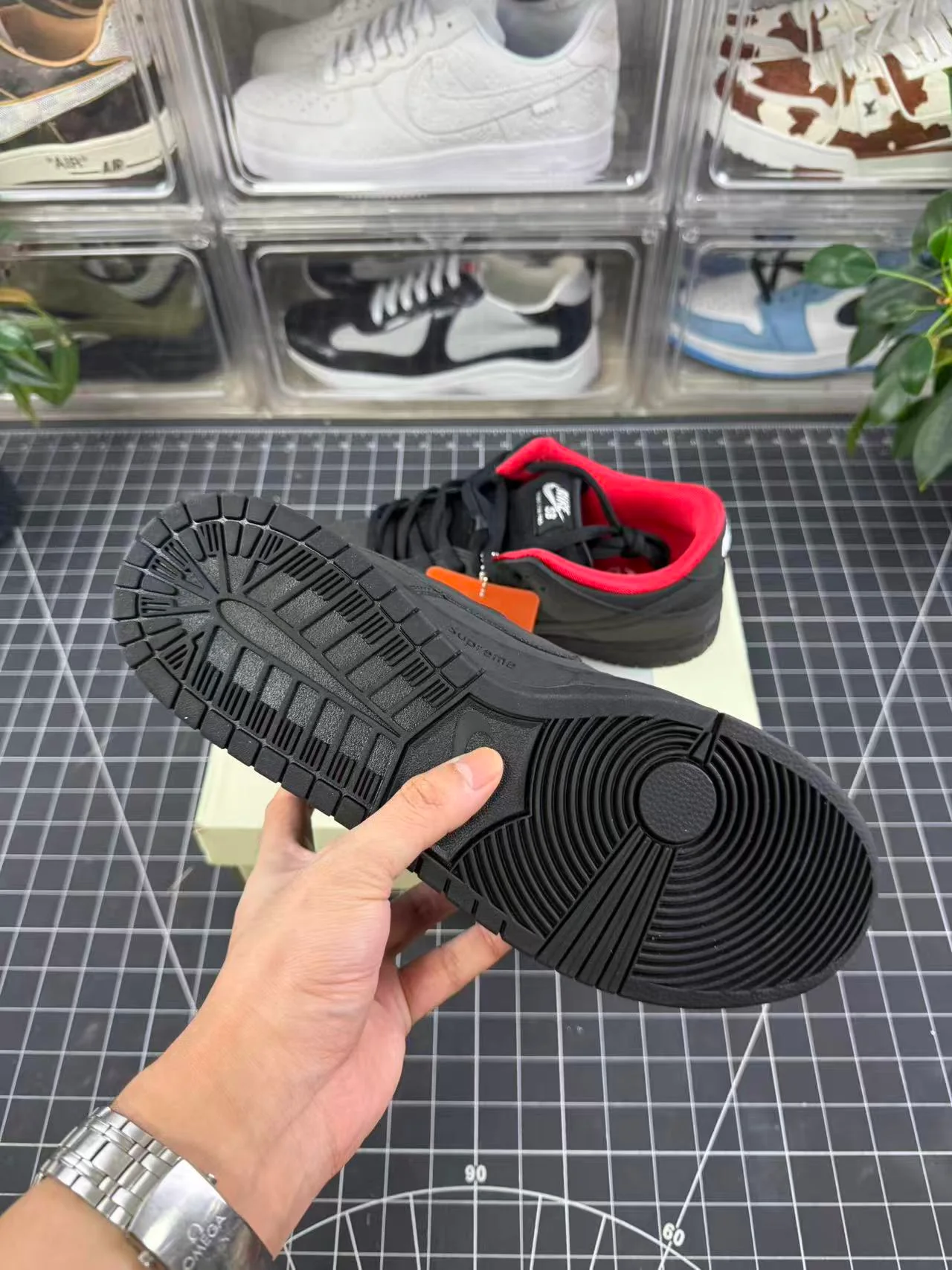 SB Dunk X Supreme Black (2025) - Image 7