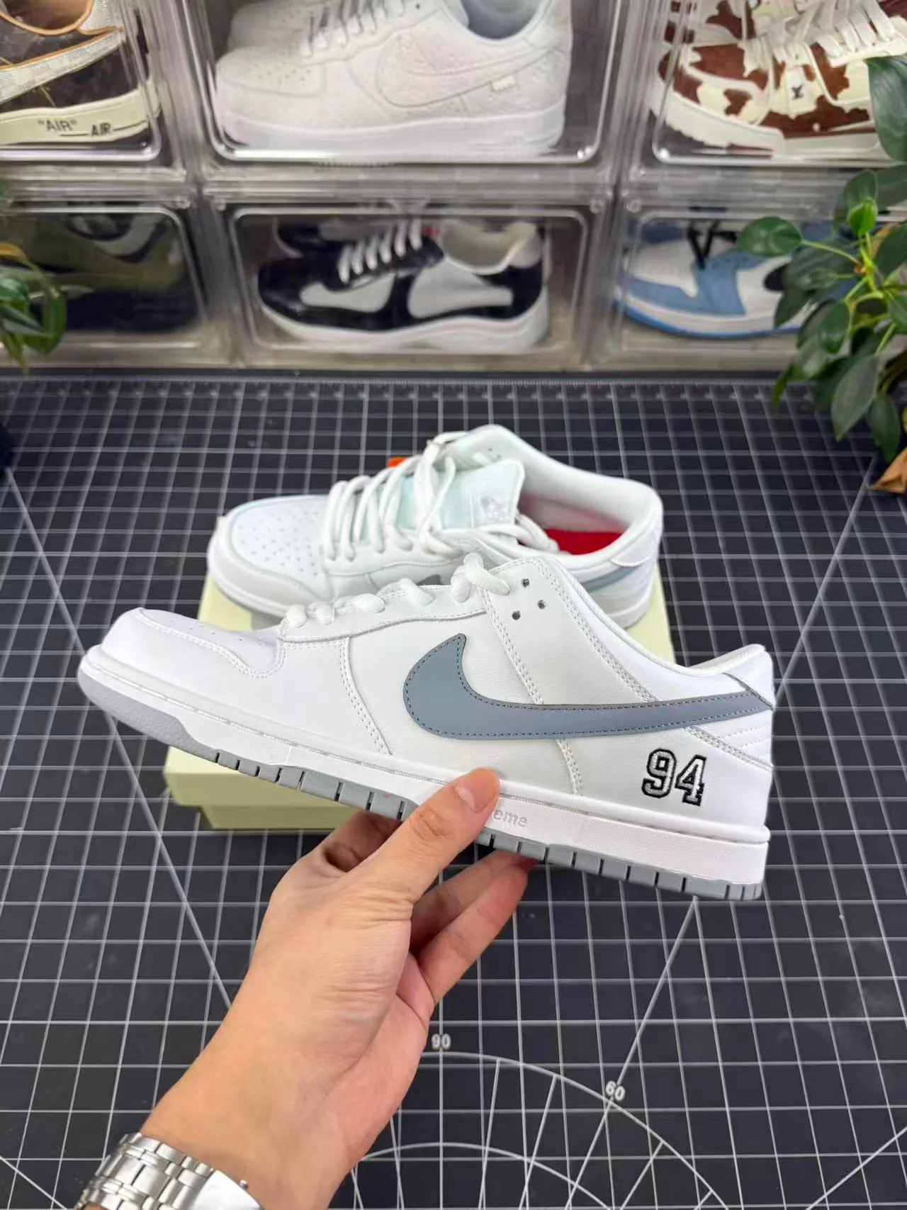 SB Dunk X Supreme White Metallic Silver (2025) - Image 2