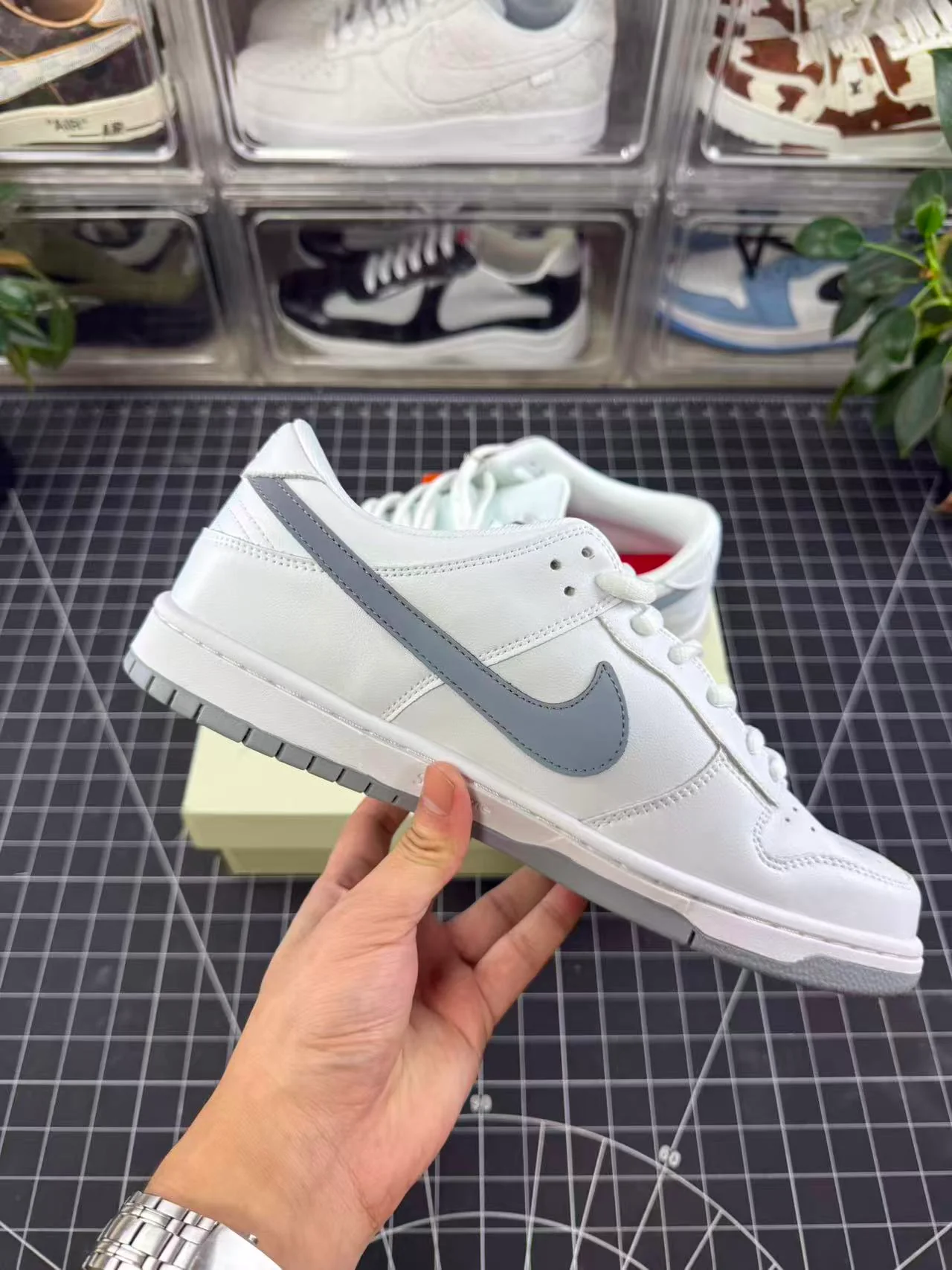SB Dunk X Supreme White Metallic Silver (2025) - Image 3