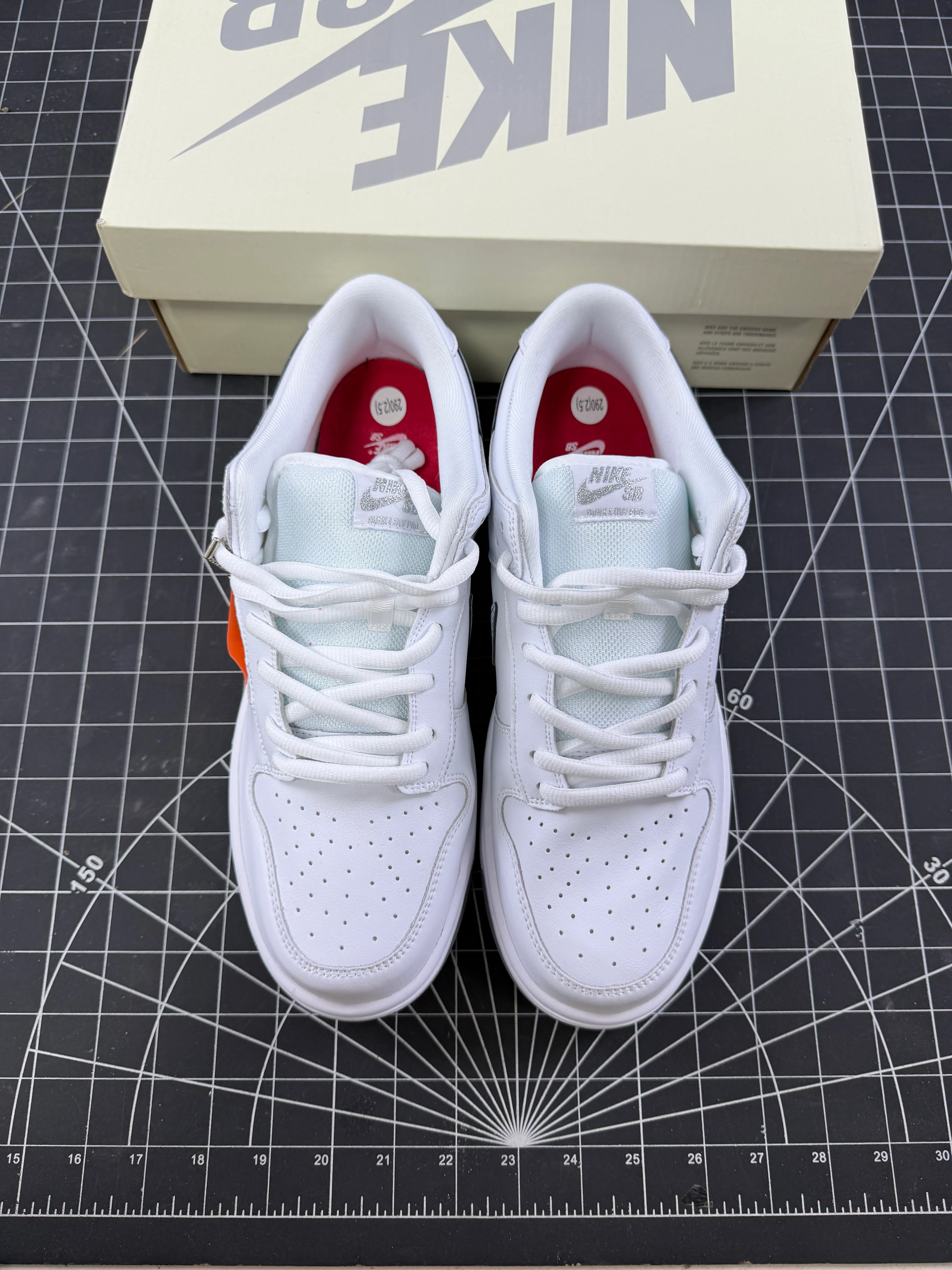 SB Dunk X Supreme White Metallic Silver (2025) - Image 4