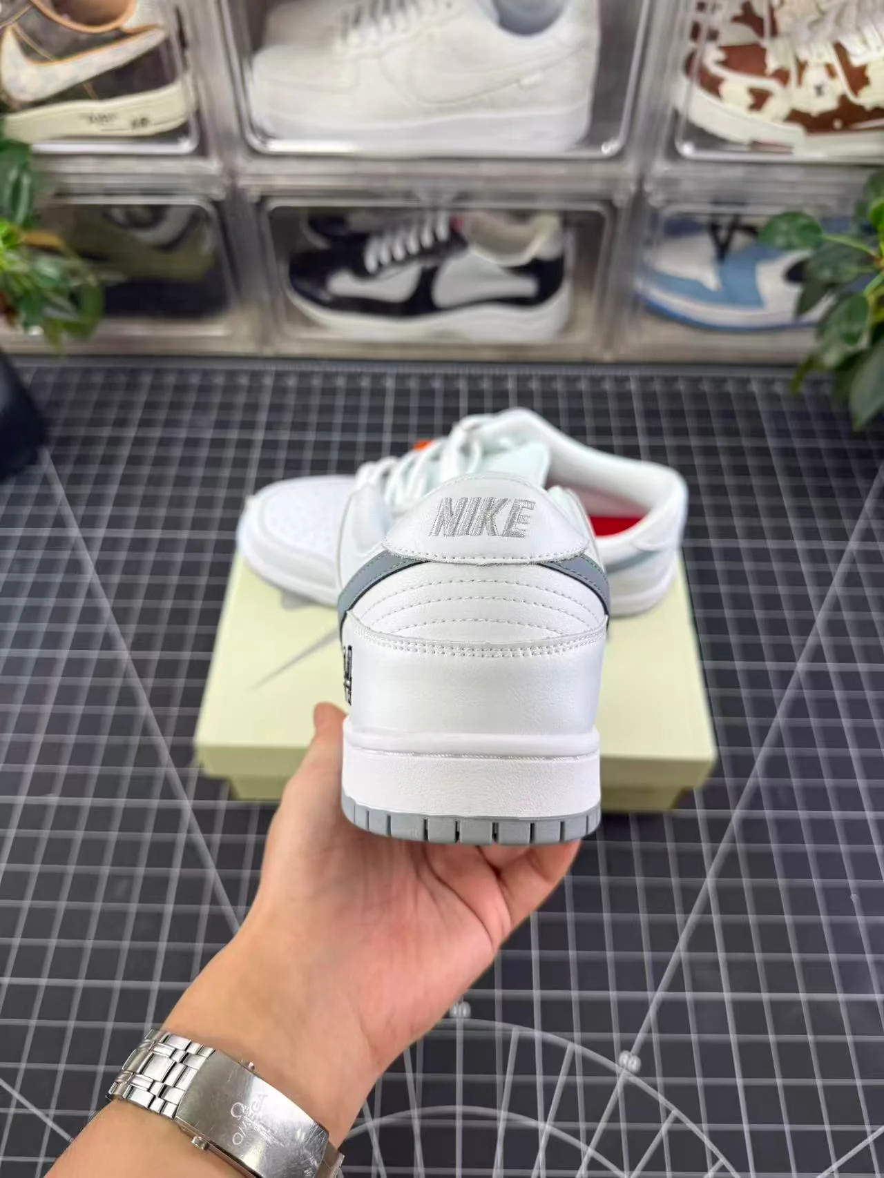 SB Dunk X Supreme White Metallic Silver (2025) - Image 5