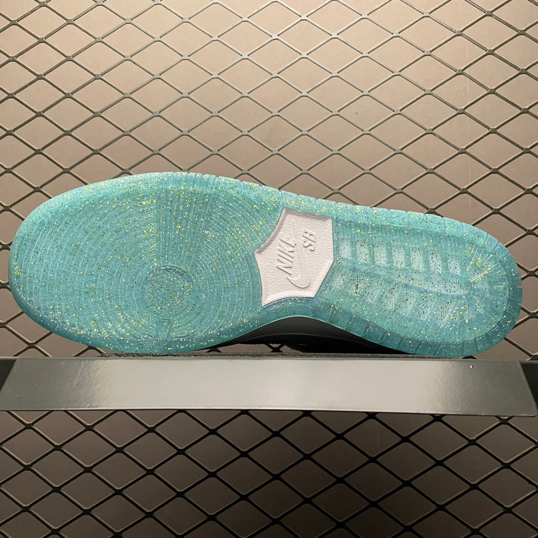 Sean Cliver X SB Dunk - Image 6